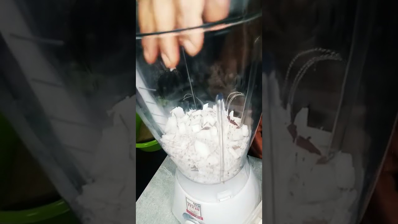 How I blend the grated&shopped coconut 🥥 flesh to make coconut 🥥 oil.#diy#shorts #coconut#subscribe