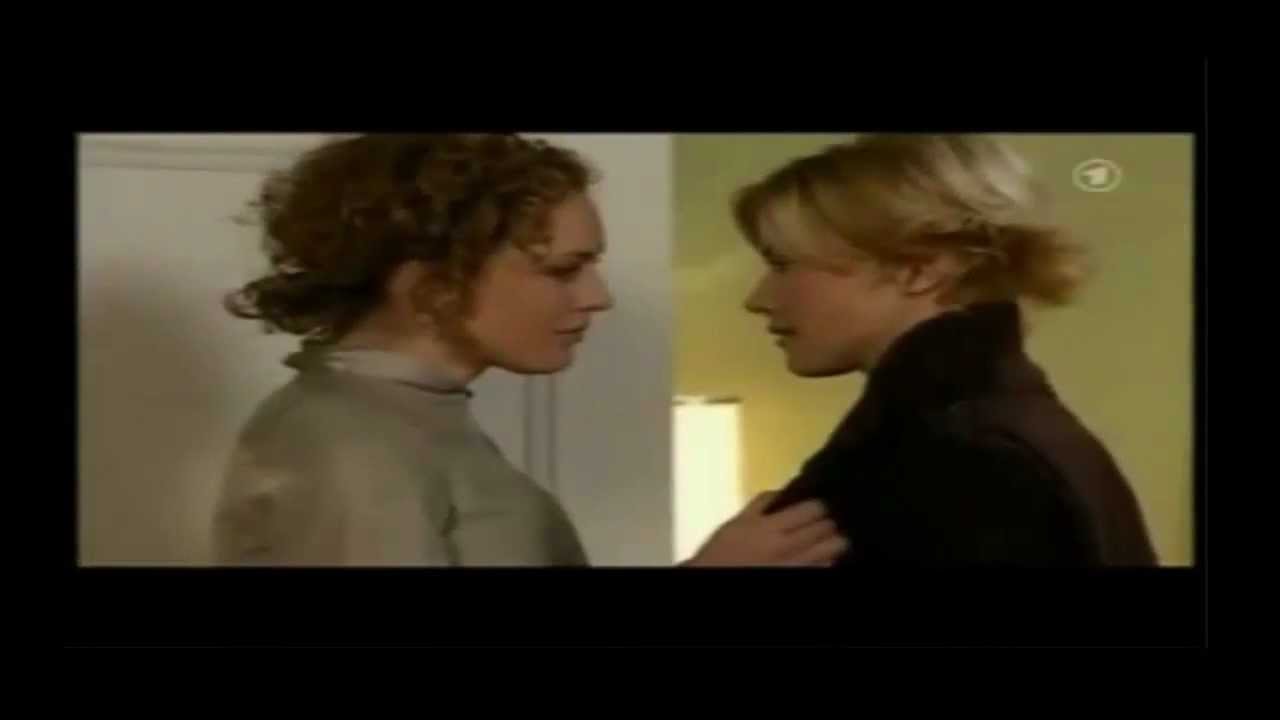 Carla and Stella - KIssing