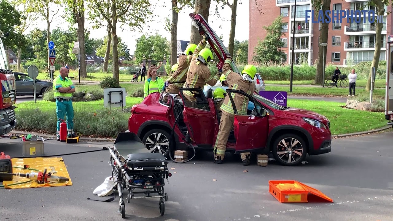 Brandweer verwijdert dak van auto - Lepelaarsingel Vlaardingen