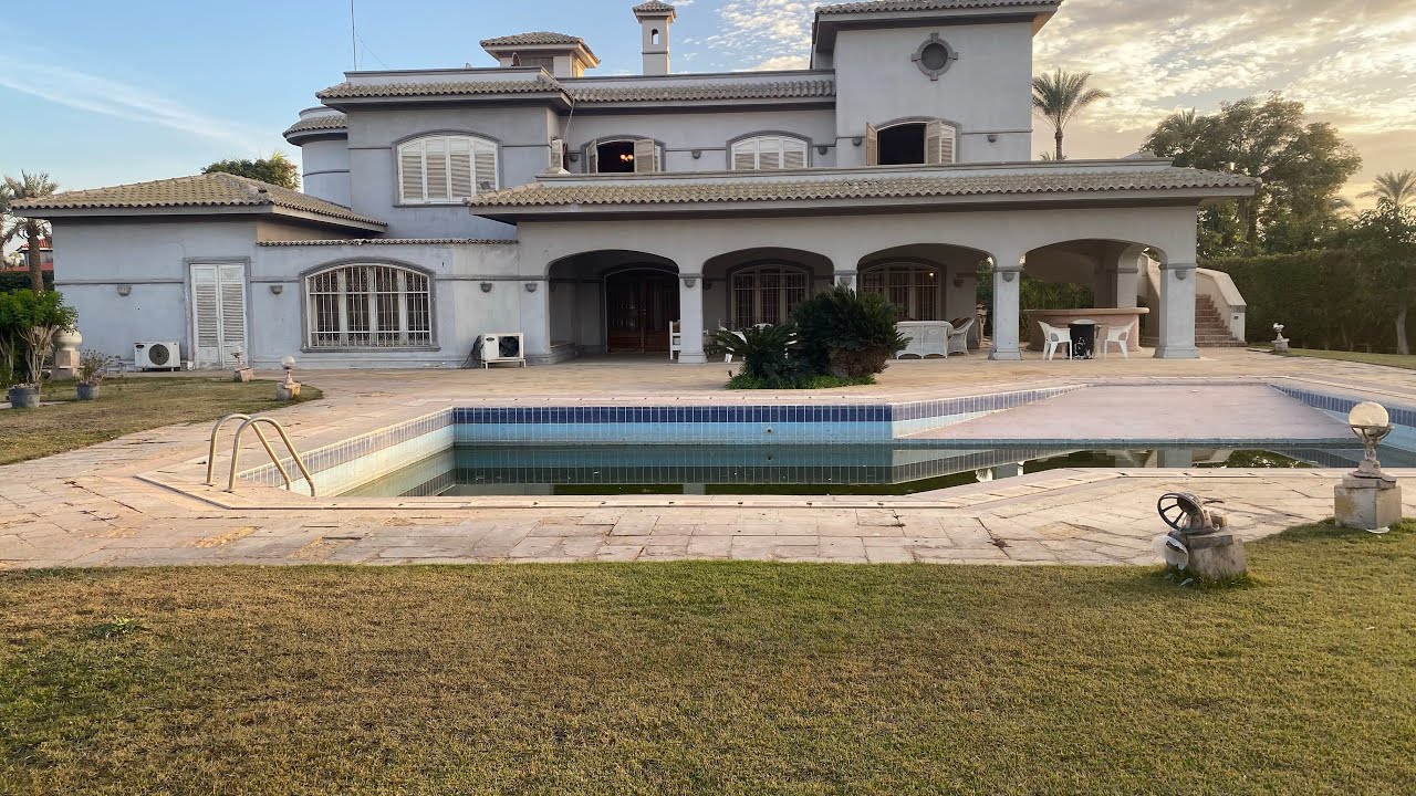 فيلا روعة بكمبوند المنصوريه مساحة اجمالية فدان والفيلا 750متر قريبة من داندى موال مسجلة شهر عقارى