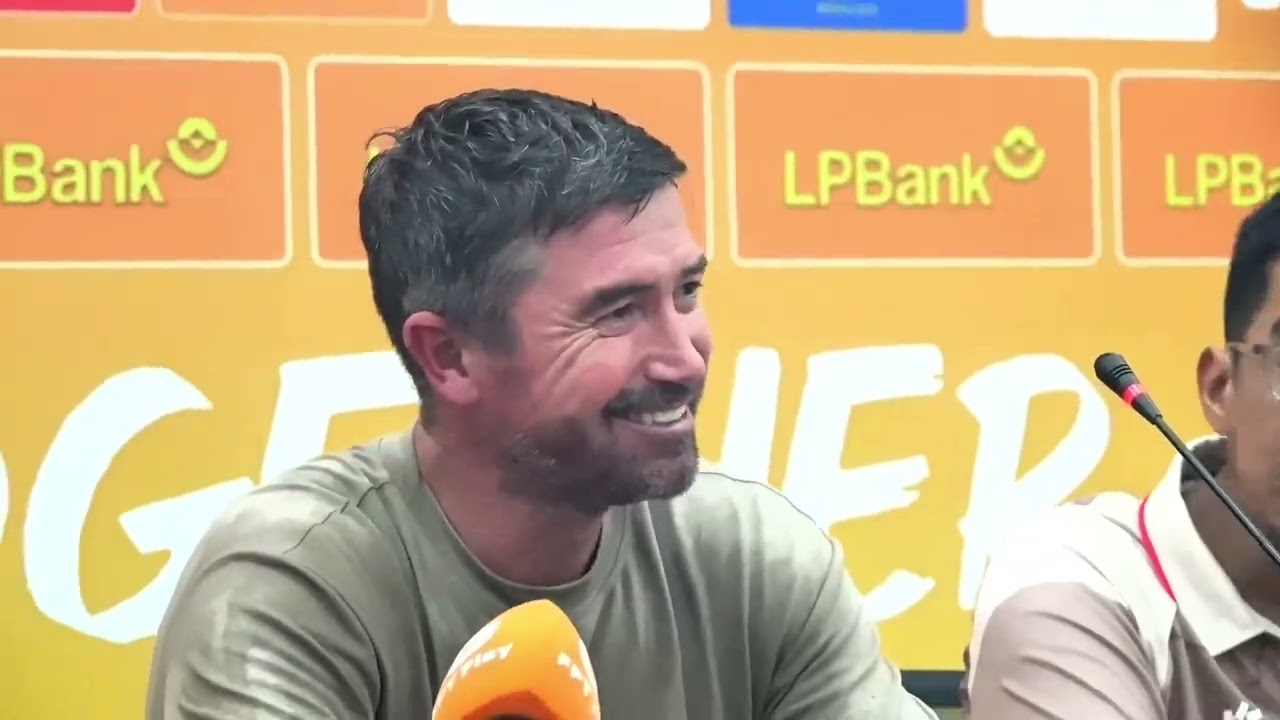 HLV HARRY KEWELL N&Oacute;I G&Igrave; SAU KHI H&Agrave; NỘI FC NGƯỢC D&Ograve;NG Đ&Aacute;NH BẠI BECAMEX TPHCM