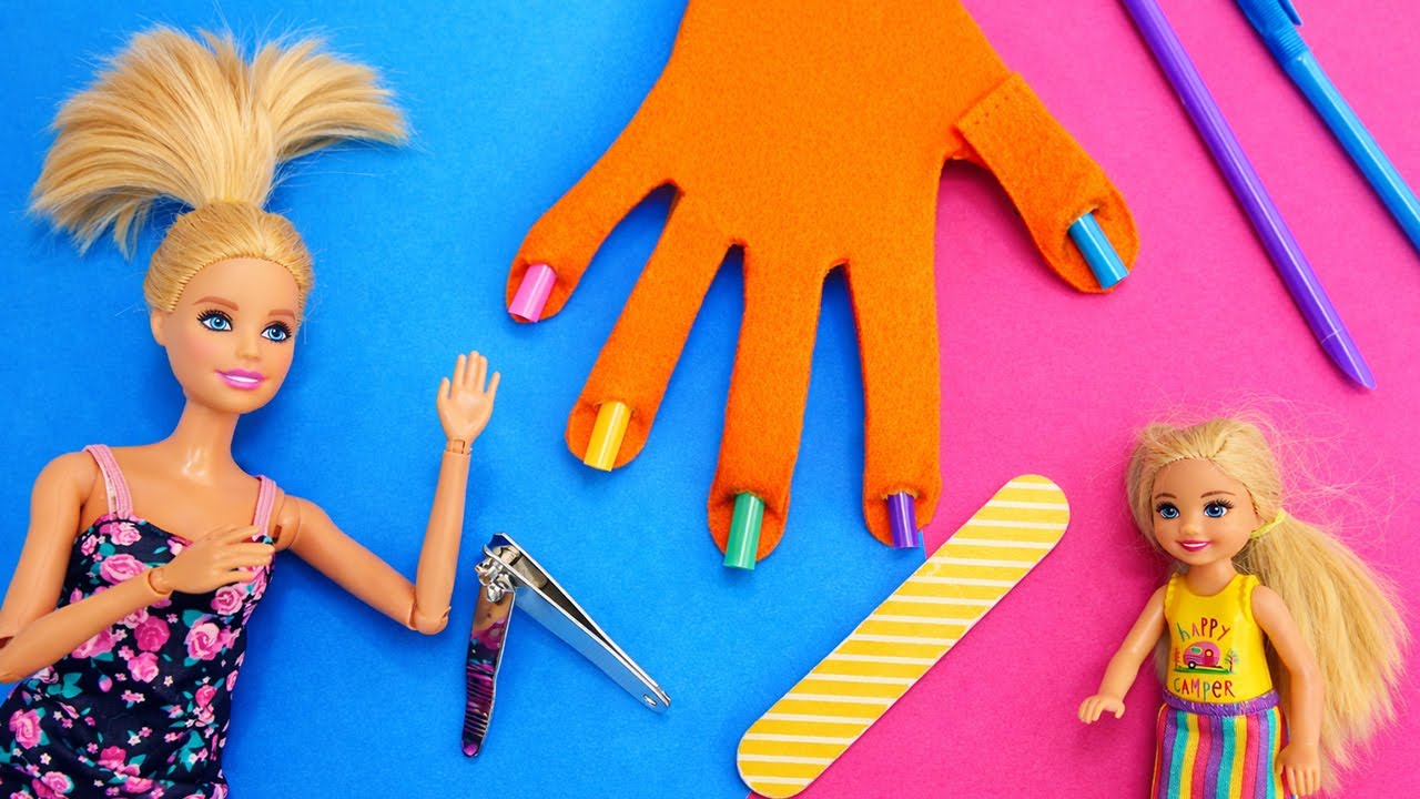 Barbie ve Chelsea'nin eğlenceli bakım zamanı: tırnak kesmeyi oyunla öğreniyor! Çocuk videosu.