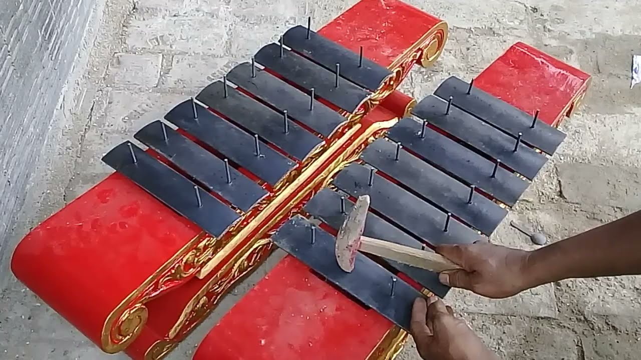 Bedanya suara nada Saron Pelog dan Saron Slendro.