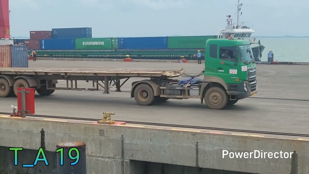 MV.TETAP JAYA 1 Proses Berthing / sandar di dermaga || Satu assist tug 