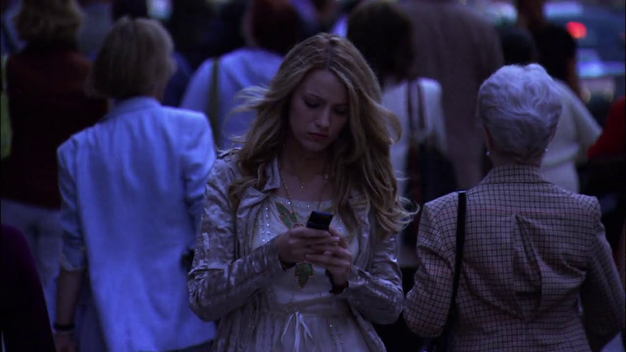 serena van der woodsen throwing her phone away