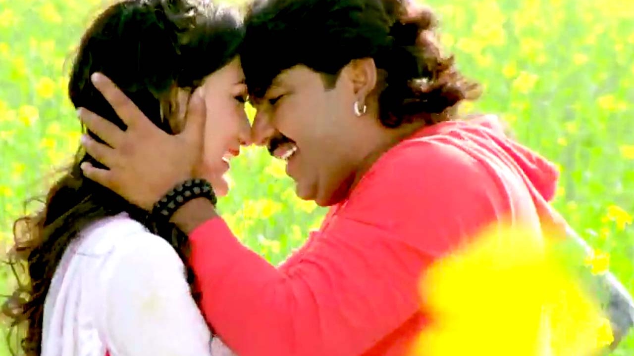 पवन सिंह को हो गया सच्चा प्यार - Pawan Singh - Odhani Se Nikaal Ke - Bhojpuri Hit Songs