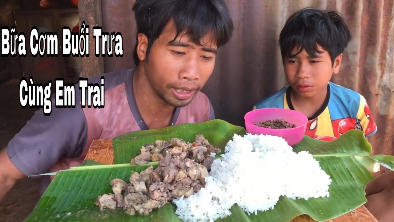 Bữa Cơm Buổi Trưa Cùng Em Trai Ăn Ngon Quá - Vũ tiến Tây nguyên TV