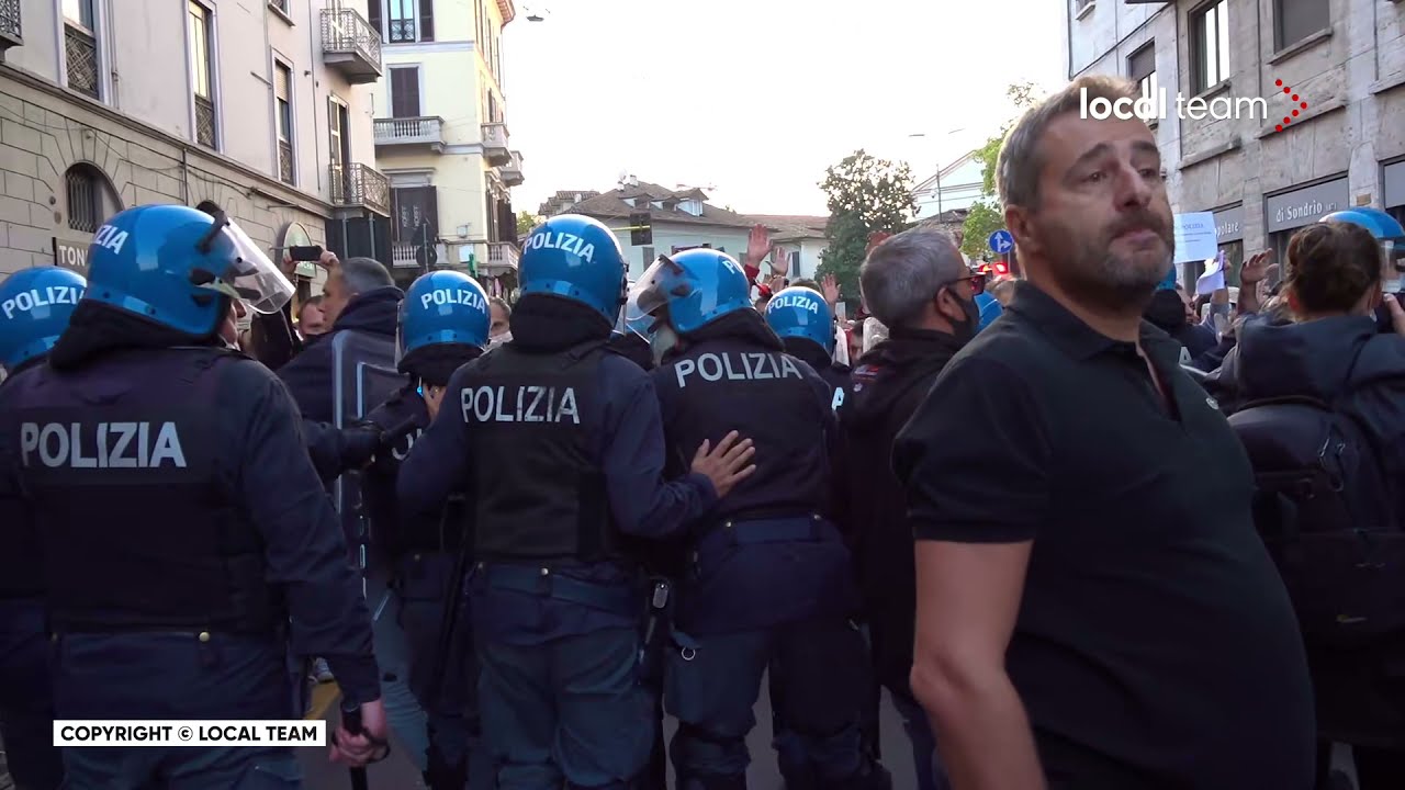 No Green Pass, tensione crescente a Milano: manifestanti vs polizia