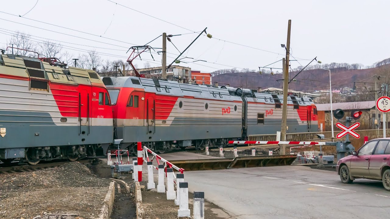 ЖЕЛЕЗНАЯ ДОРОГА. Железнодорожный переезд. Сплотка электровозов 2ЭС5К