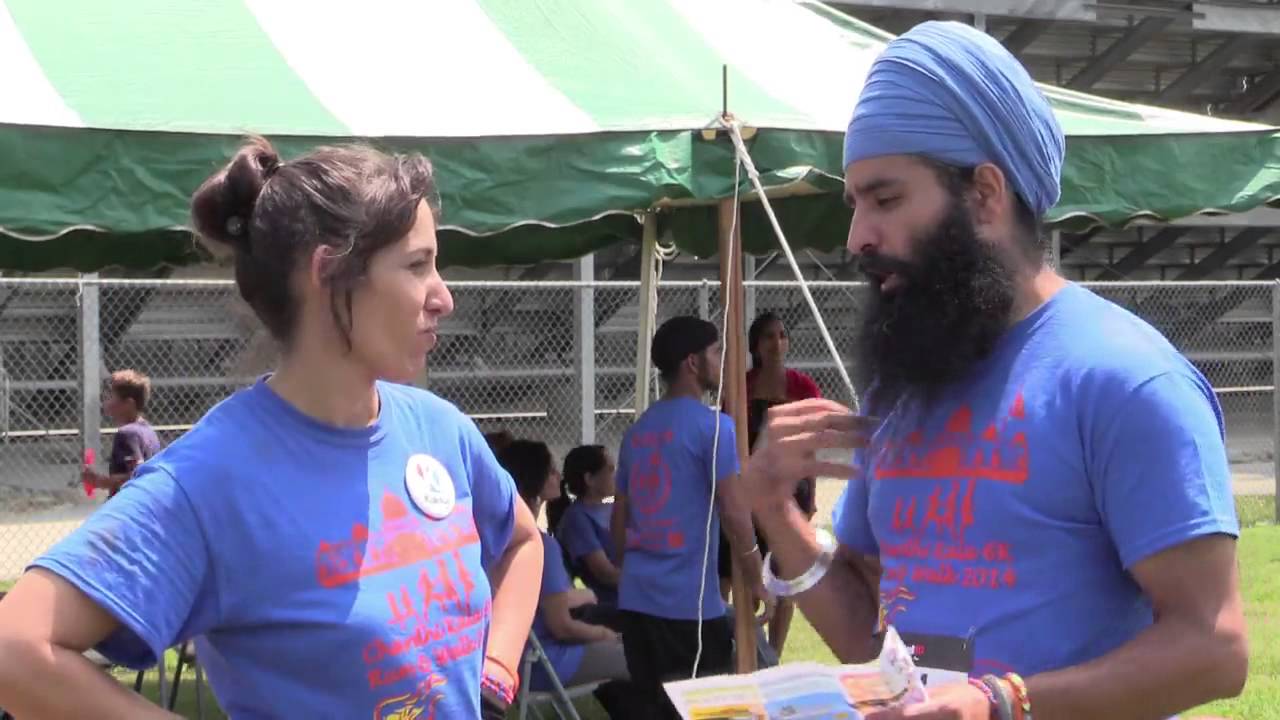 American lady already feels like a Sikh - Street Parchar @ Wisconsin
