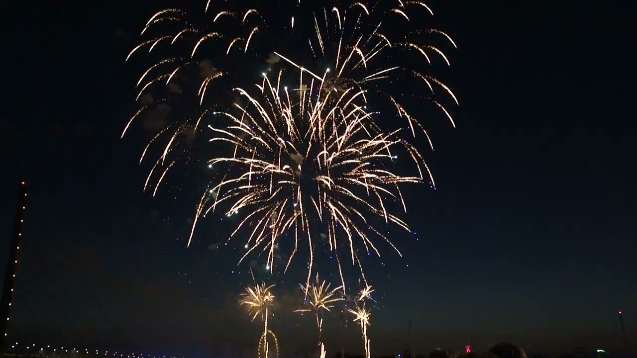 intensives Finale des Abschlussfeuerwerkes der Rheinkirmes Düsseldorf am 18.07.2025