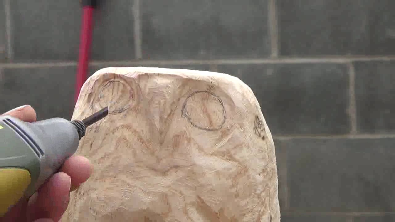 How to carve eyes in an owl using an electric chisle