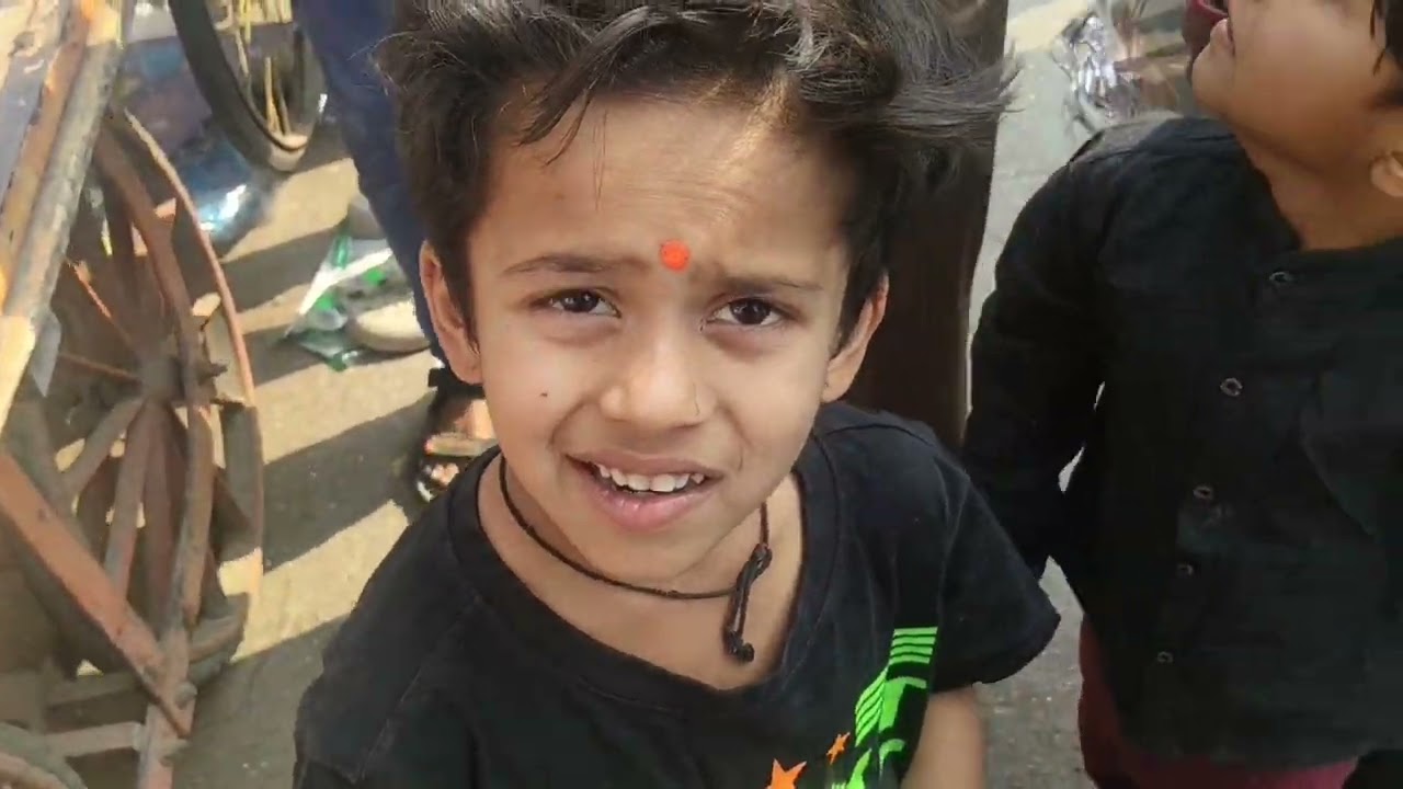मकर संक्रांतीच्या पतंग खरेदी करायला गेलो सगळे त्रिशा आलोक श्लोक आणि पतंग उडवले हॅपी मकर संक्रांती