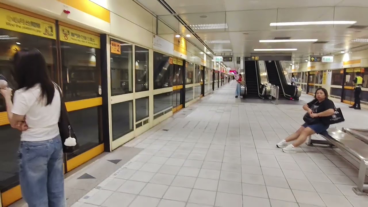 20250917台北捷運中和新蘆線雙C371型4系往南勢角交會往迴龍列車三重站進站