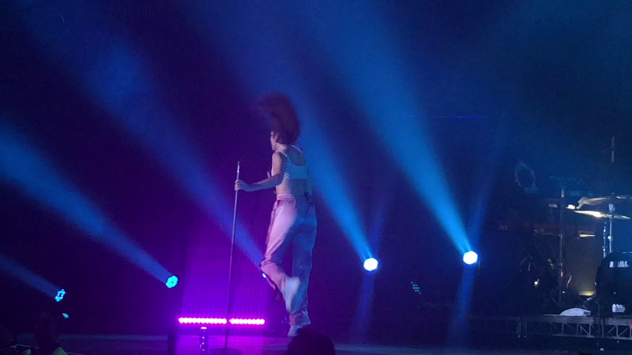 Dua Lipa - Begging Sydney (Big Top Luna Park)