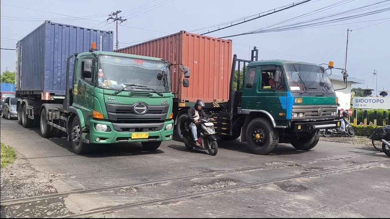 TRUK DAN BUS DI SIDOTOPO, SURABAYA, CERME, GRESIK  DAN MENGKRENG, KEDIRI