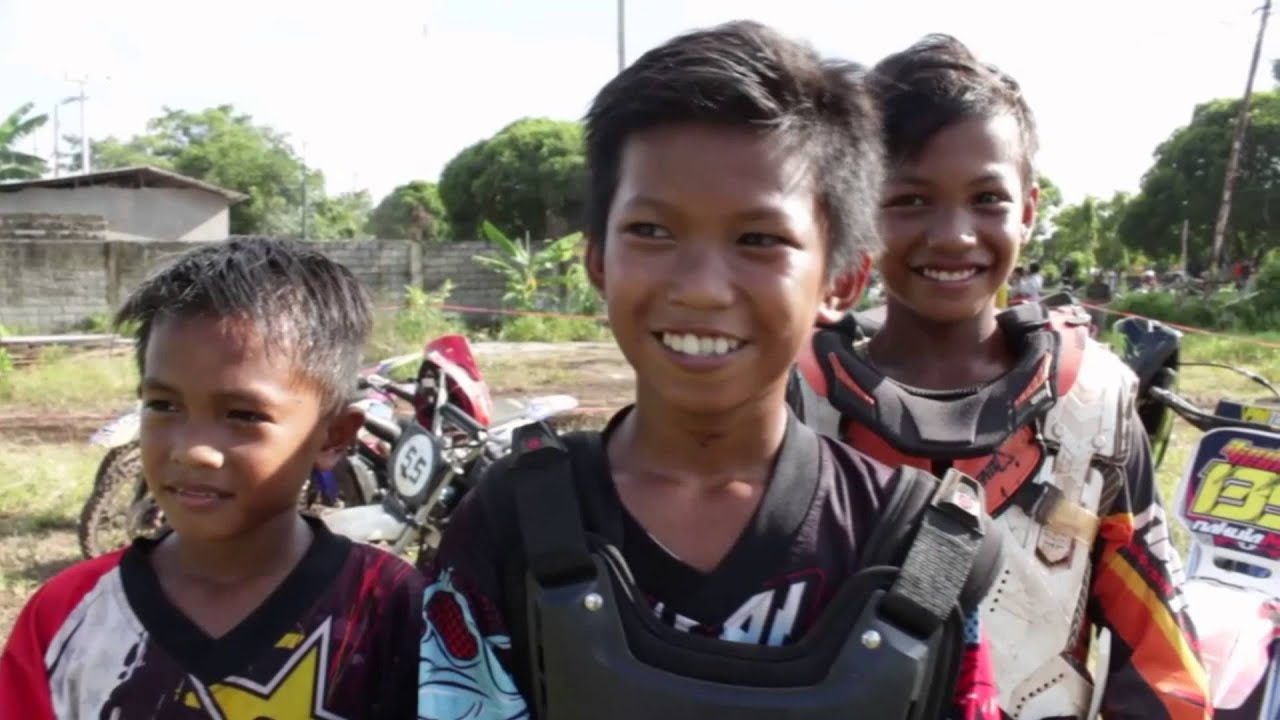 DUKUNG ANAK HOBBY MOTOR CROSS, ORANG TUA BANGUN SIRKUIT