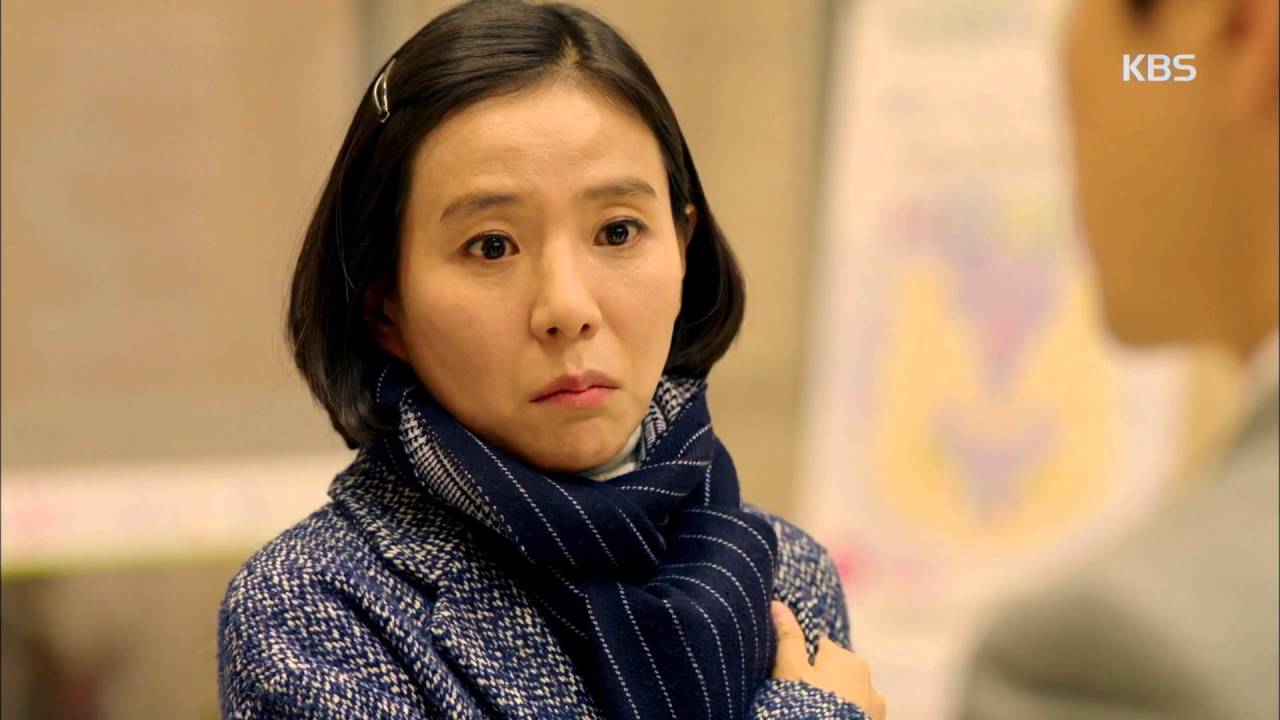 태양의 후예 - 태인호, 송혜교에 꽃다발 건네며 &ldquo;그렇게 보내고 내 마음이 어떤 줄 아냐&rdquo;. 20160406