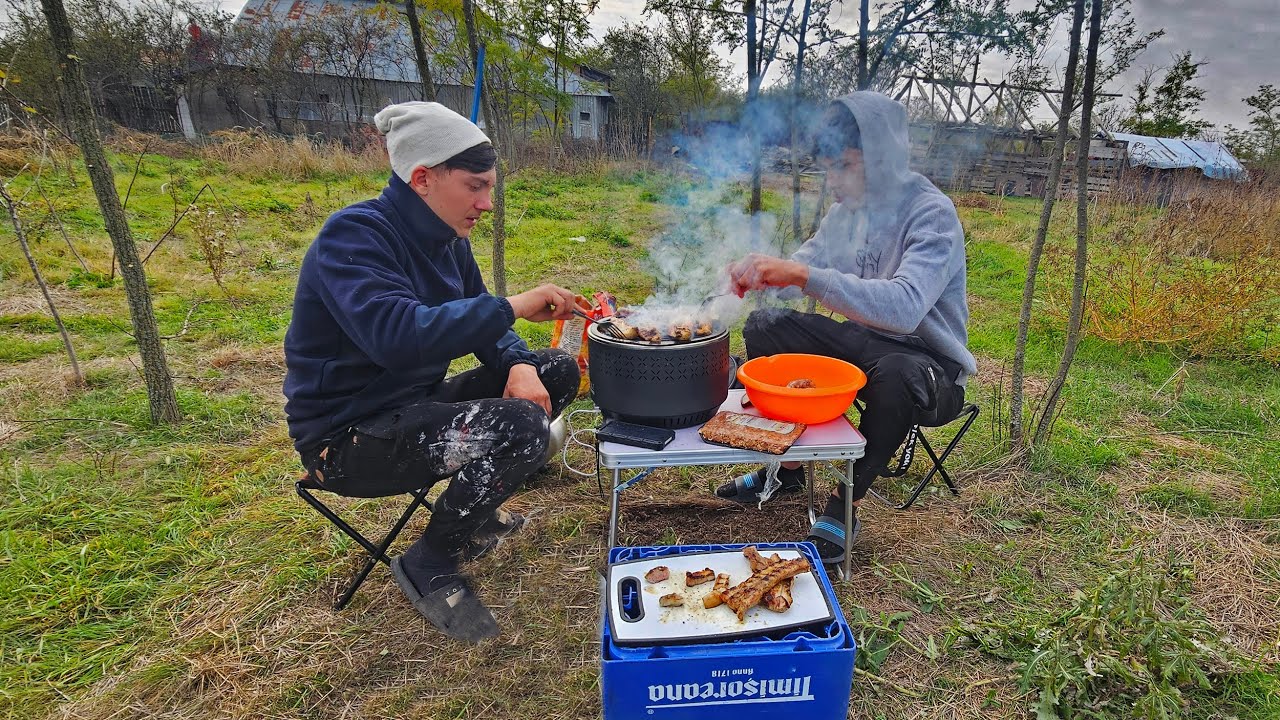 AM FACUT GRATAR DIN CARNE DE PORC SI MICI CU ALEX SI ADI BALANA IN POIENITA