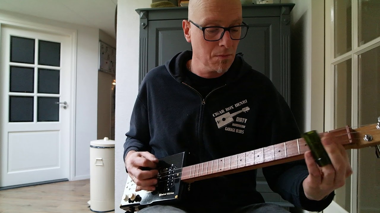 3 Stringed electric cigar box guitar awesome sound