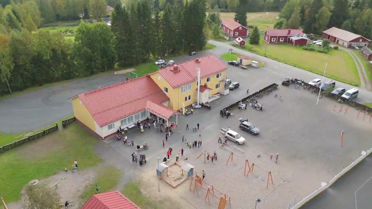 Tirinkylän koulu ja kaunis kylä täynnä maalaiselämää