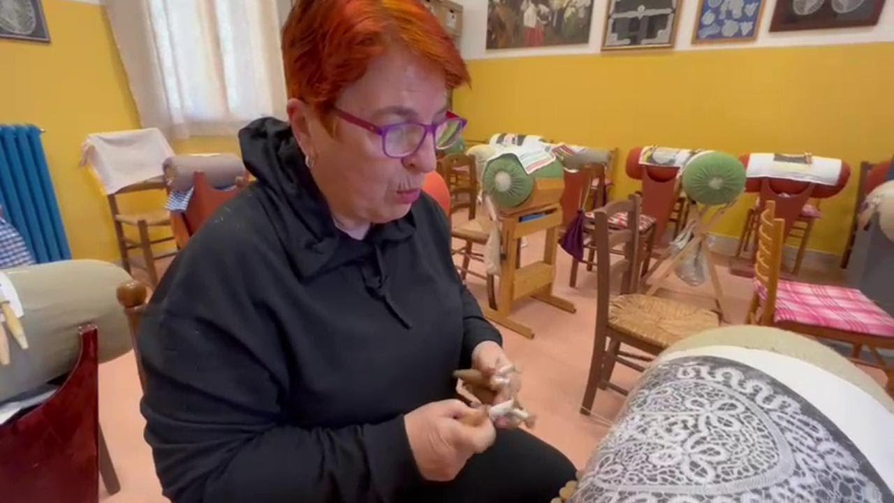A lezione di tombolo con la maestra Maria Giada della scuola di merletto di Chioggia