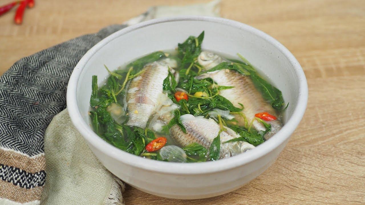 Canh cá diếc nấu rau răm ngọt thơm lạ miệng ấm nồng ngày đông
