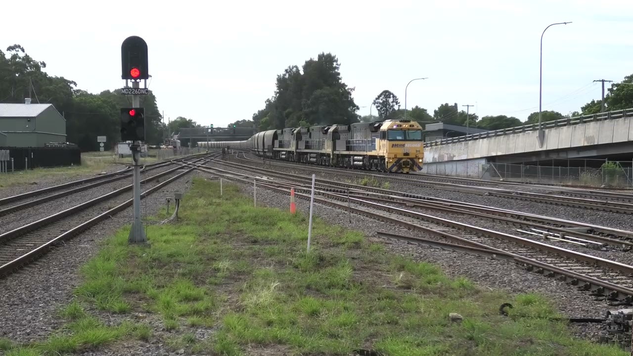 MR933 (8. 37) coming to a stop at maitland station 9319- 9203- 9316 on 23- 2 -26