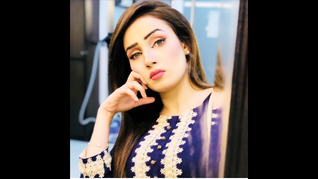 The most confident news anchor and host- Ayesha Naz