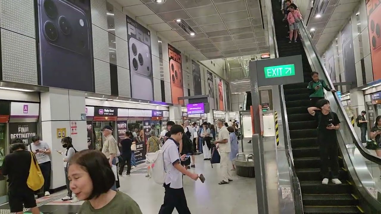 The train station in Singaporeمحطة القطار في سنغافوره 