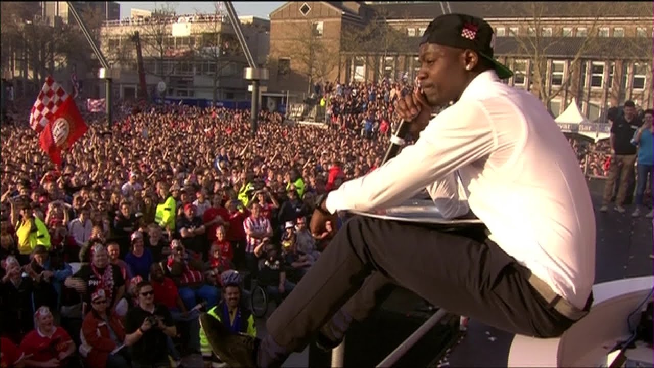 Hoogtepunt huldiging PSV: Isimat steelt de show