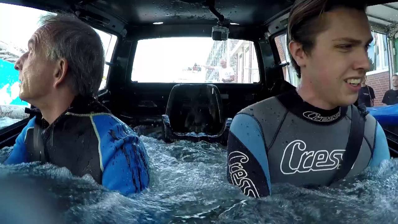 Hoe ontsnap je uit een zinkende auto?