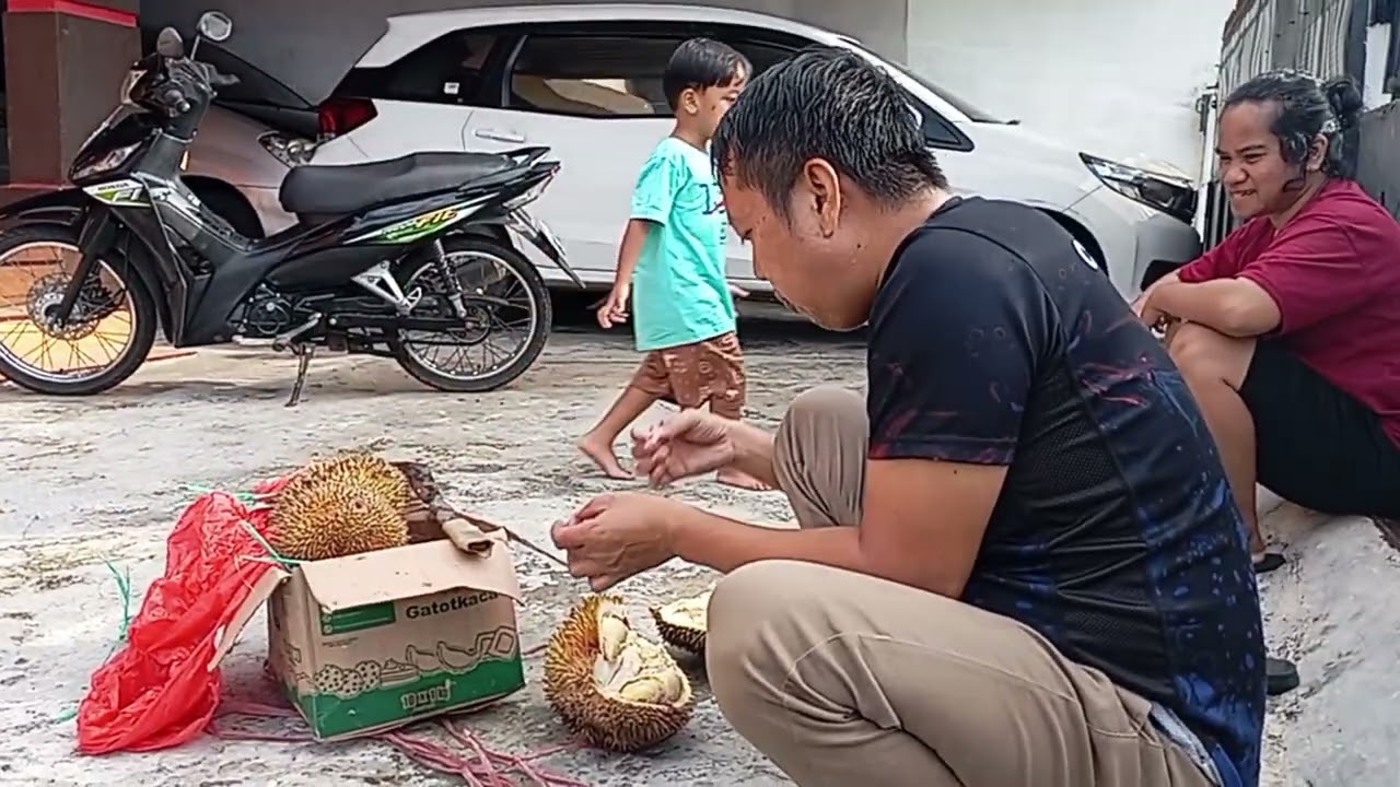 MasyAllah makan durian yang kesekian kalinya,senangnya tinggal di kampung,semua ada... 