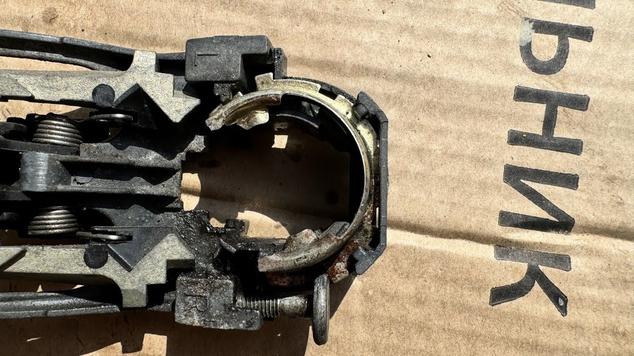 Škoda Octavia 1 vypadený jistící kroužek vložky zámku dveří - door lock retaining ring missing