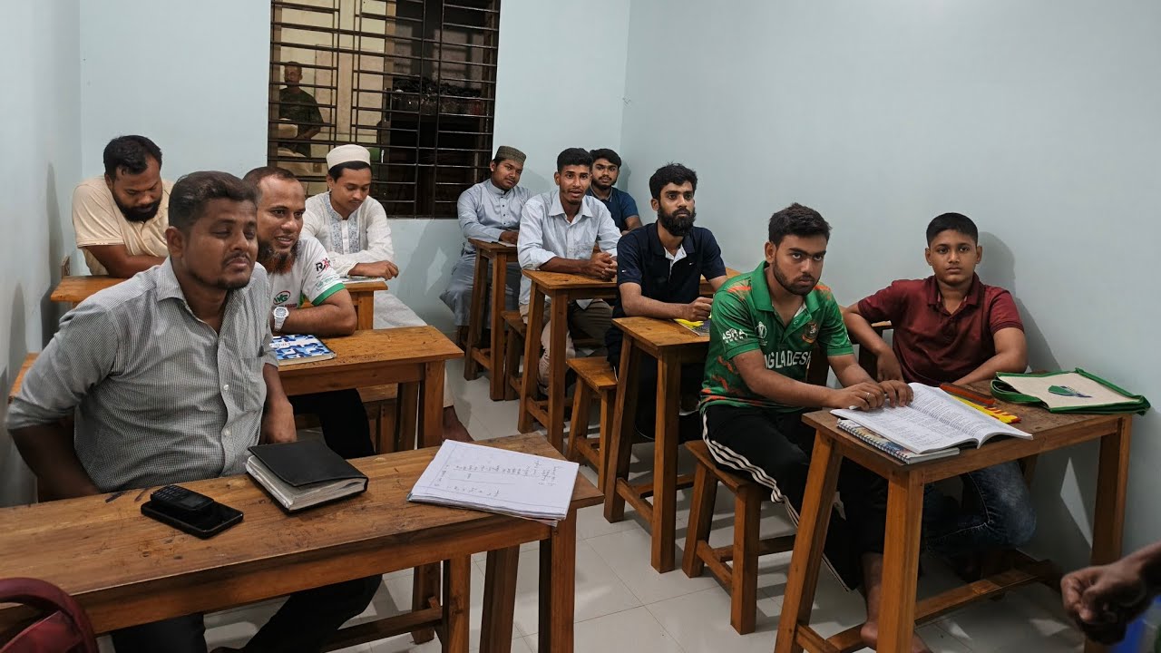 ইংরেজিতে বক্তব্য দিয়ে মঞ্চ কাপালেন প্রিয় ছাত্র তরিকুল ইসলাম সানি। না দেখলে মিস। 