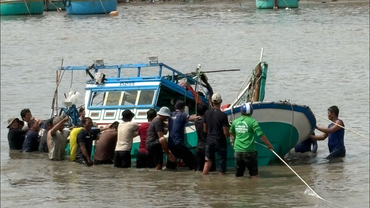 Sóng To khiến nhiều tàu thuyền Phước Thể - Liên Hương vào cửa Biển Liên Hương Chìm 