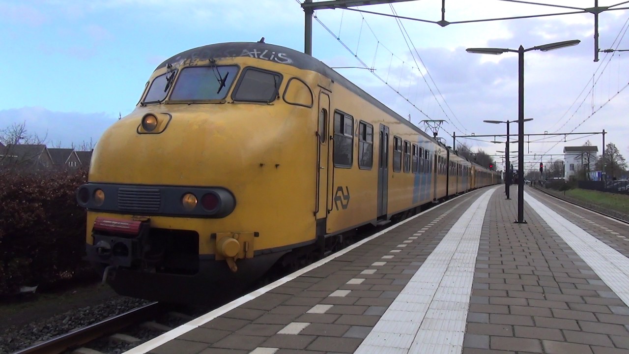 Plan V 441 + 453 + 482 vertrekken uit station Echt