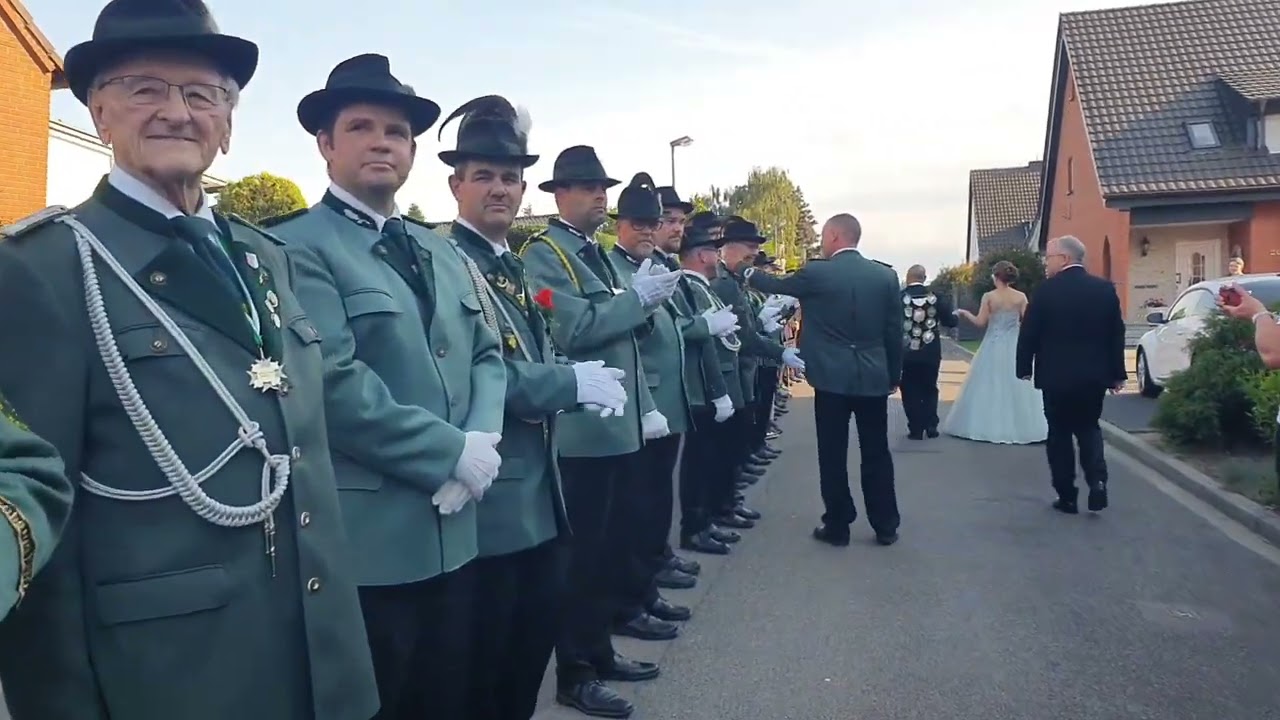 Schützenfest in Grevenbroich Neukirchen - Krönungsumzug am 14.05.2024