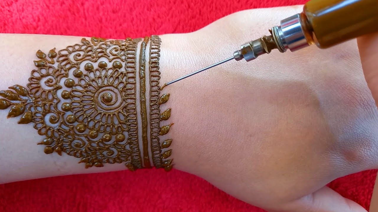 نقش حناء خفيف وجميل Drawing henna on the  hand is easy and beautiful