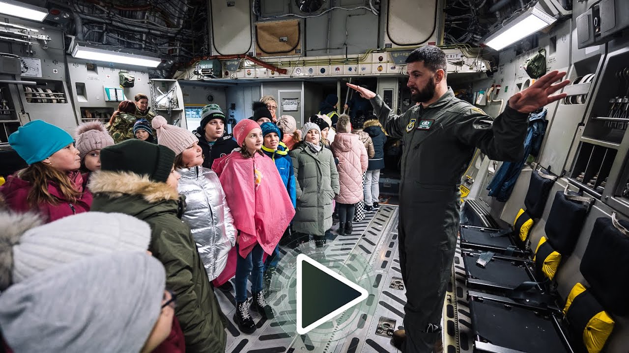 Iskolapadból a C-17 repülőgépre