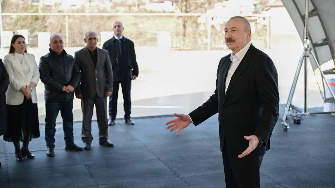 İlham Əliyev Xankəndi şəhərinin Kərkicahan qəsəbəsində buraya köçən sakinlərlə görüşüb