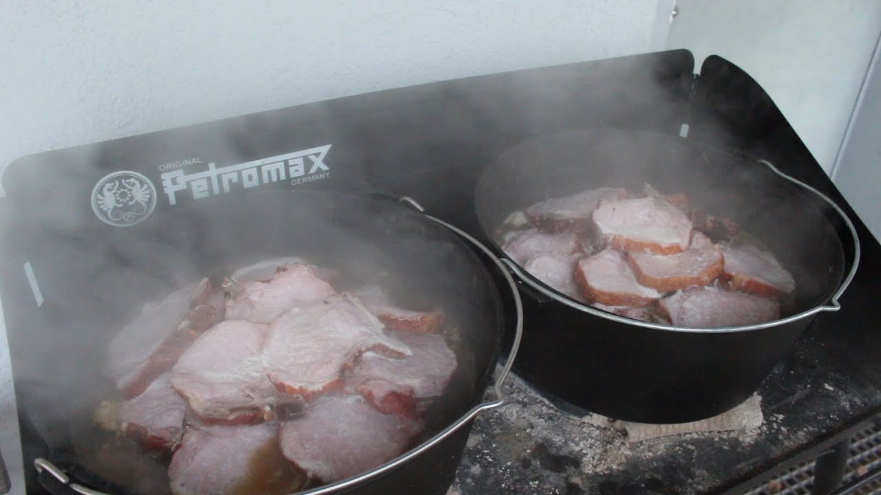 Grünkohl mit Kasseler, Mettwürstchen und in Butter geschwenkten Kartoffeln