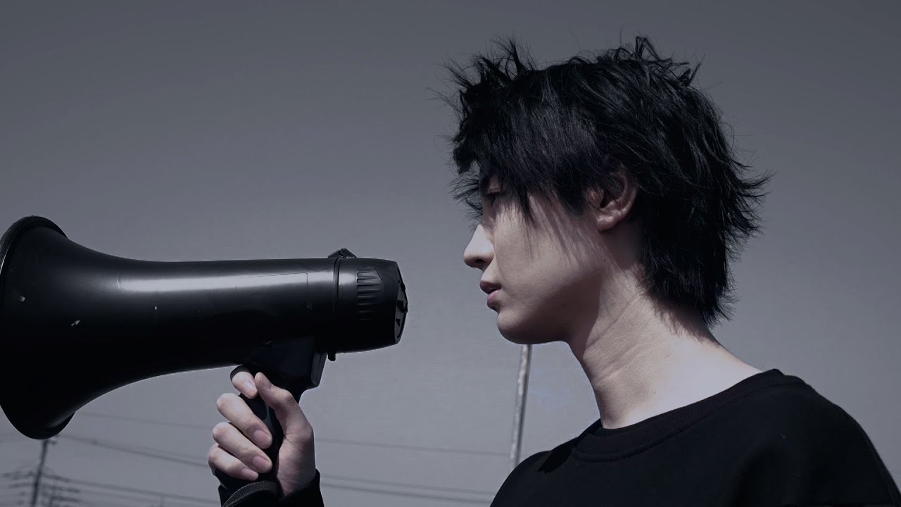 桜田通、黒と白の世界でワンカット長回し撮影に挑戦　アパレルブランド『BLVCK PARIS／WHTE PARIS』プロモーションビデオ