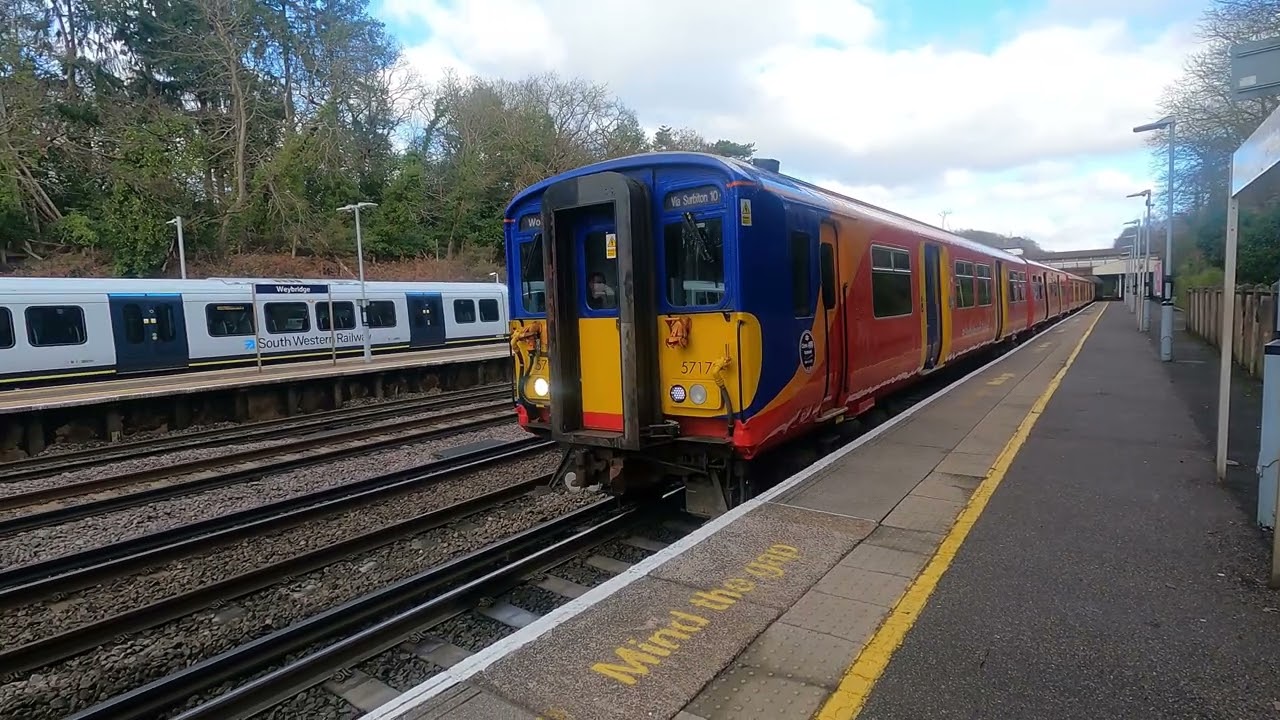 (4K) Waiting at Weybridge