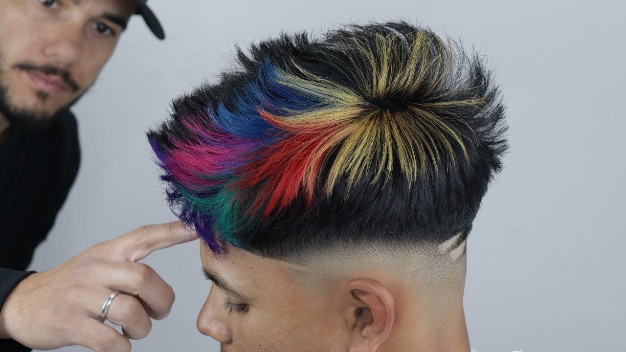 Fazendo mechas colorida em cabelo masculino