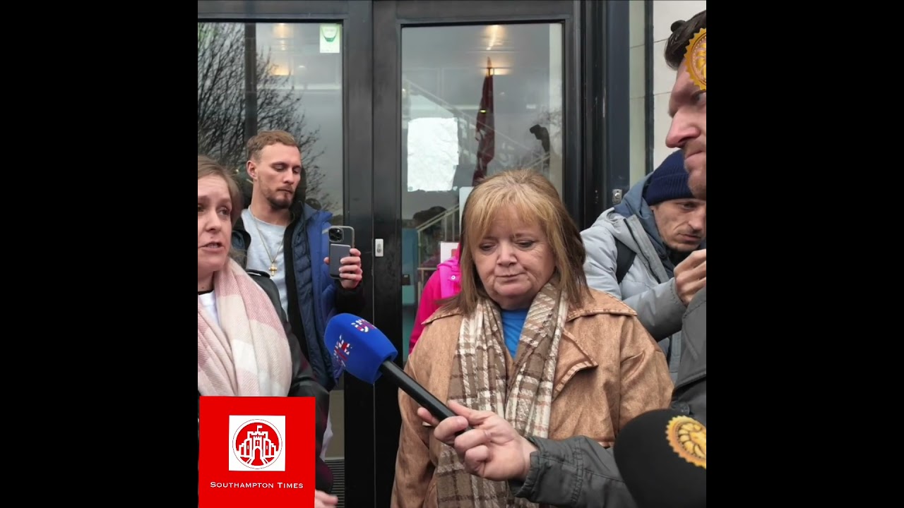 Томми Робинсон берет интервью у матери Рианнон Уайтс после вынесения приговора в Королевском суде...