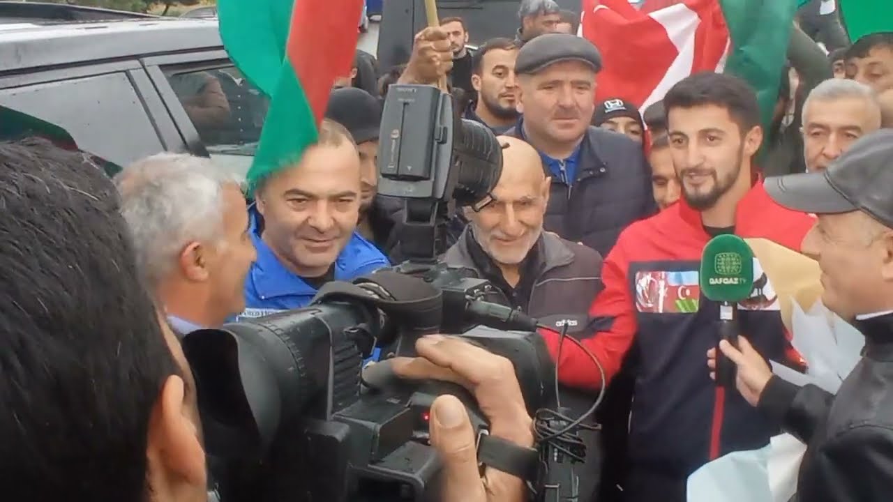 Ermenini meglub eden cempion MMA doyuscusu Zefer Abdurrahmanov Quba seherinde bele qarsilandi
