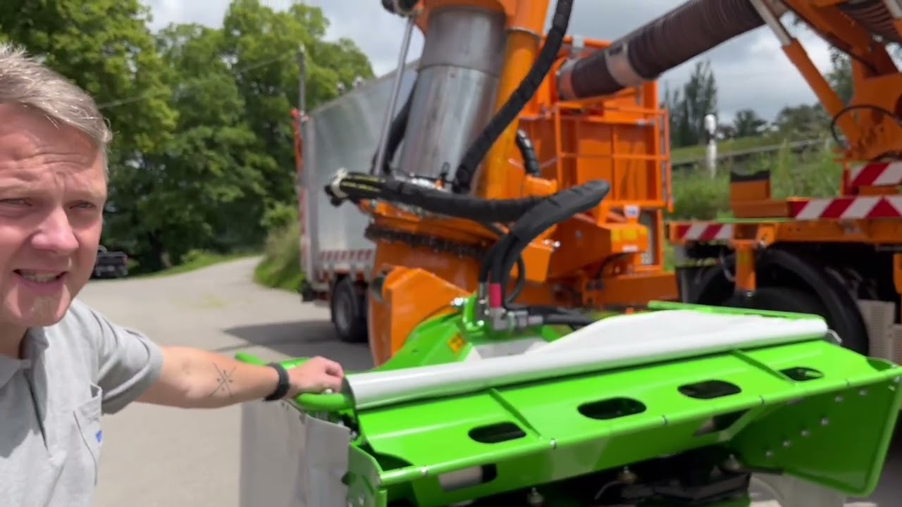 Ökologisches Mähen mit einem absaugendem Scheibenmäher von MULAG Fahrzeugwerk