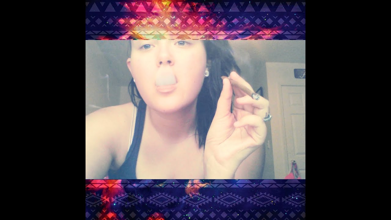 Stoner chick smokes extendo!