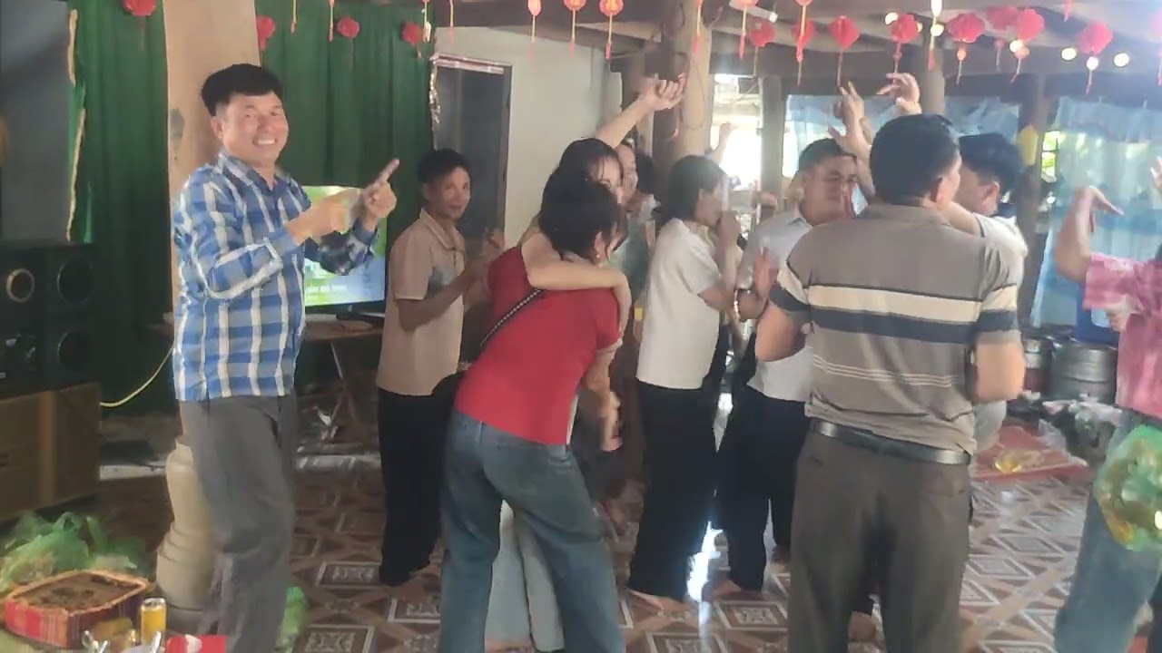 Hai chín tết uống rượu bia tại nhà anh Khánh la 